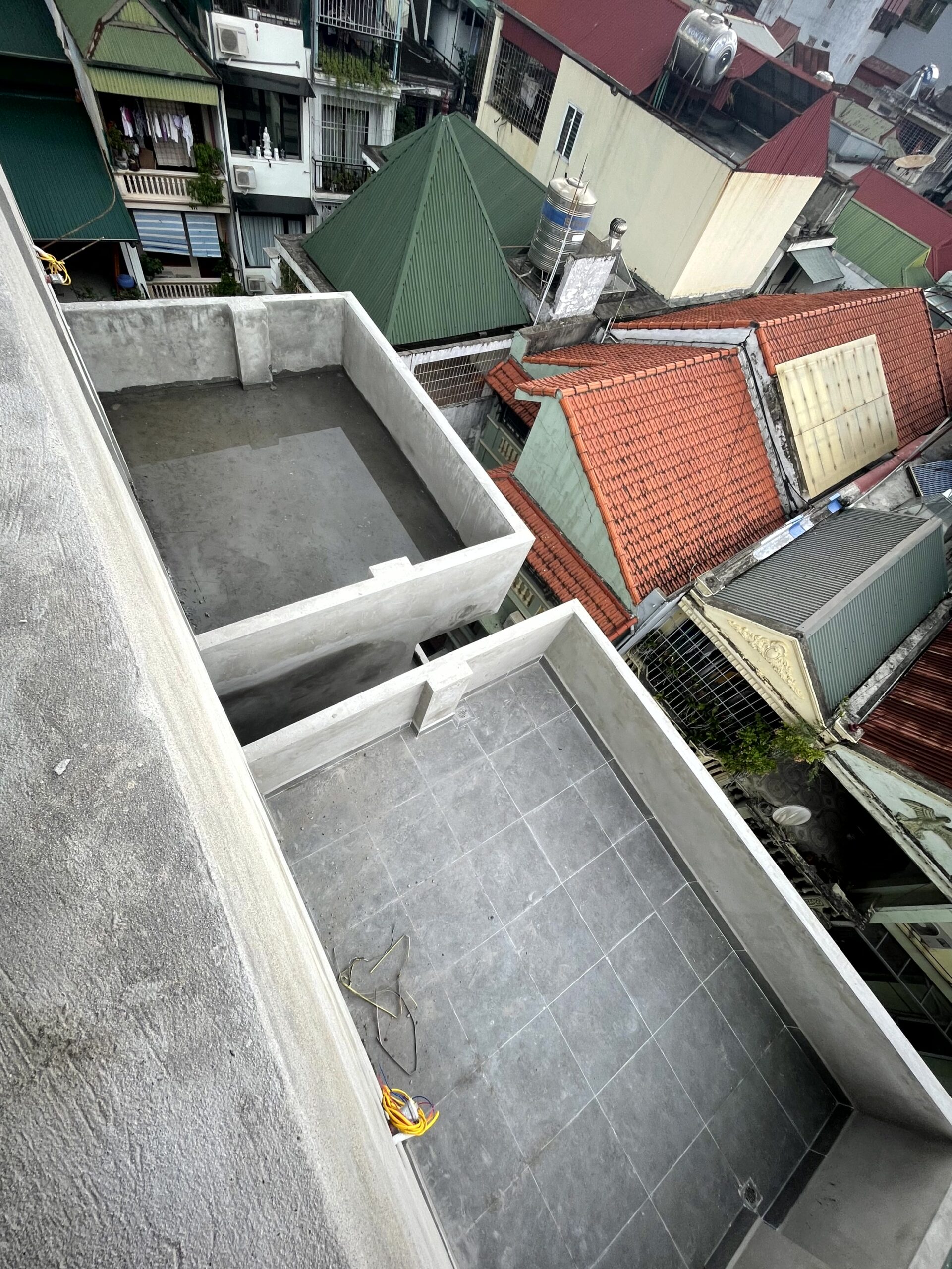 Ban công trong giai đoạn hoàn thiện tại Đặng Văn Ngữ