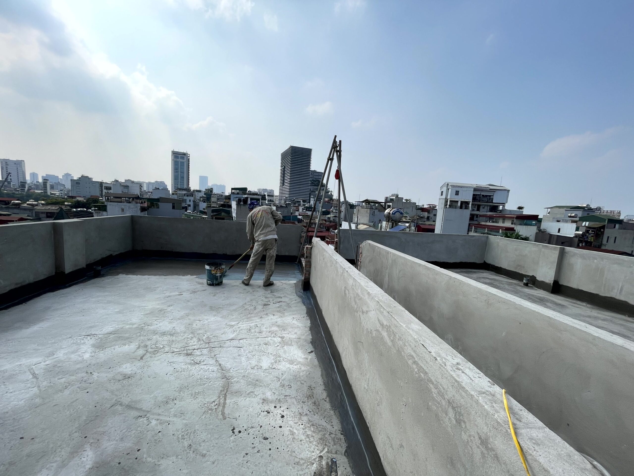 Thi công lớp chống thấm sân thượng tại Đặng Văn Ngữ