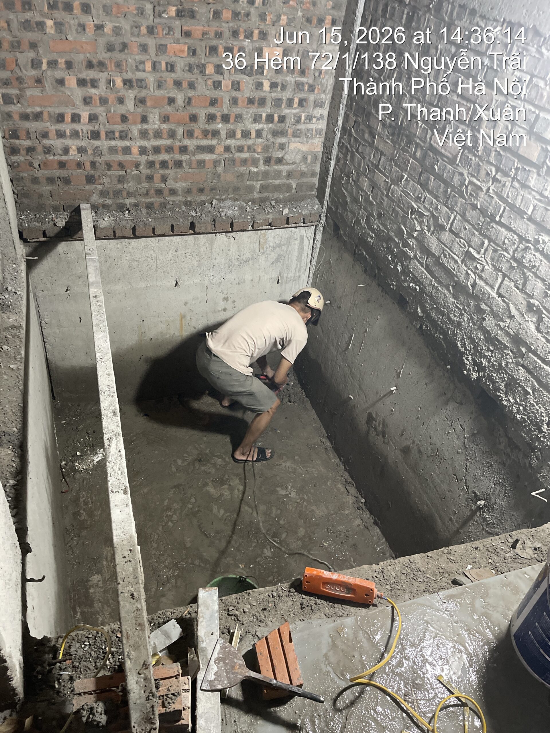 Chuẩn bị bề mặt hố pit thang máy tại Nguyễn Trãi