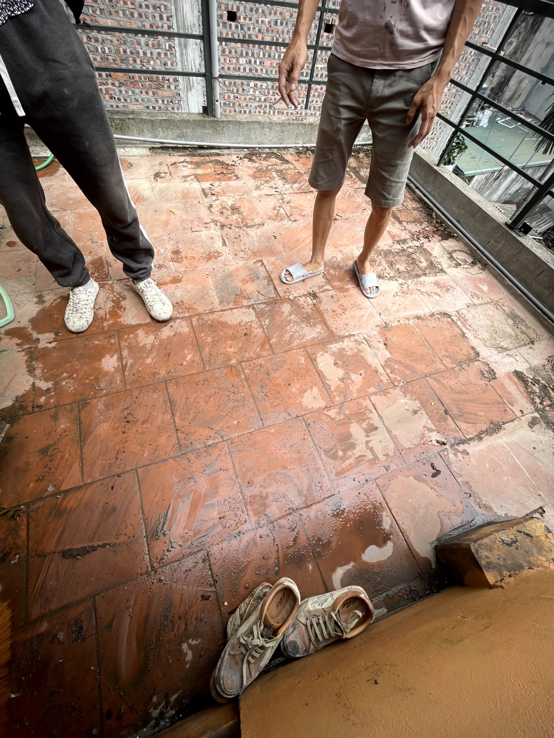 Hiện trạng sân thượng nhà dân tại Nguyễn Khoái trước khi cải tạo