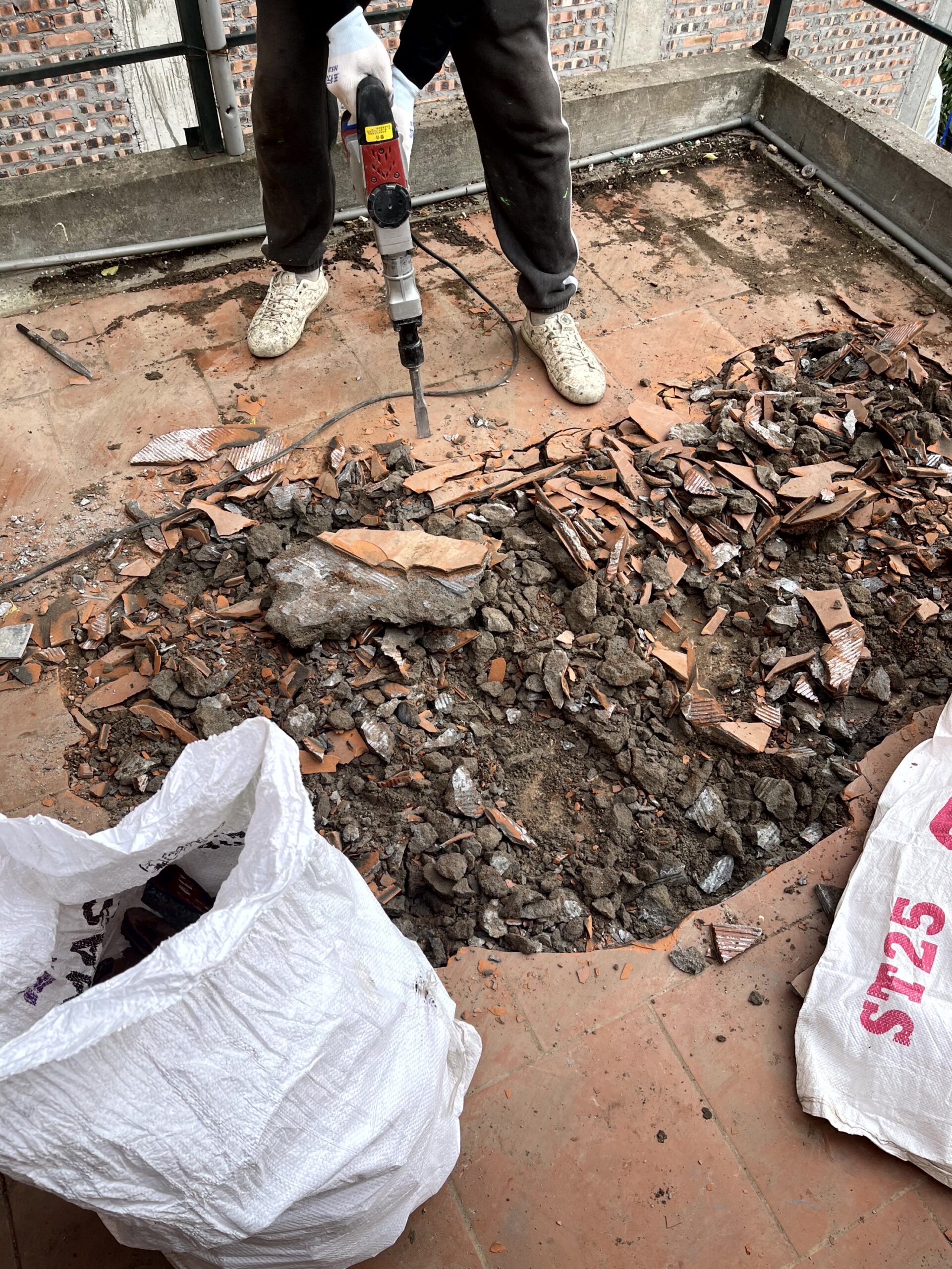 Tháo dỡ lớp gạch và nền cũ trên sân thượng tại Nguyễn Khoái